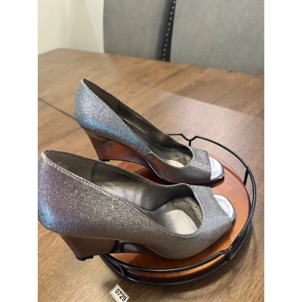 Bandolino Jamila‎ Silver Metallic Peep Toe Wedge Pumps Gunmetal Heel Womens 6.5M